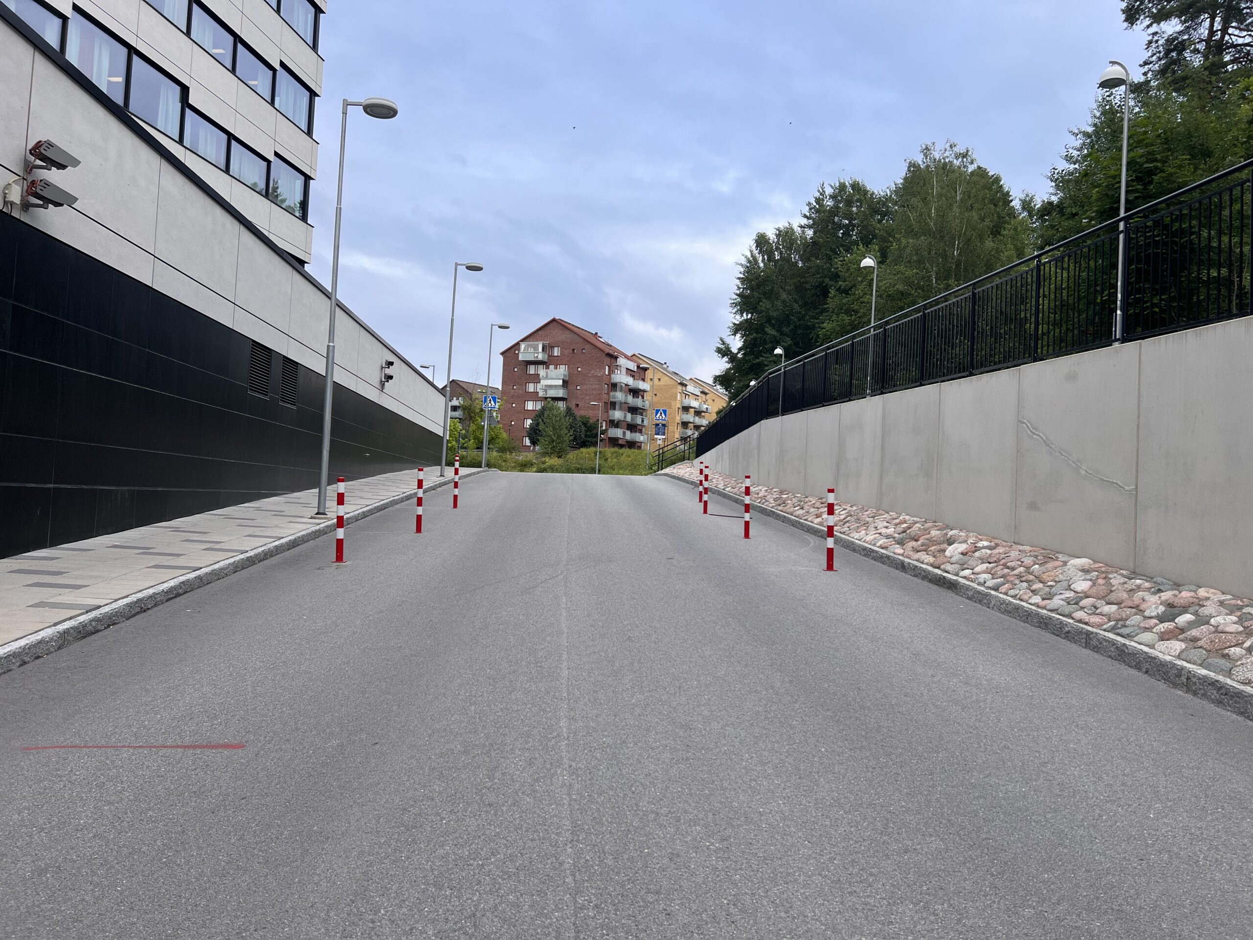 Bild på infarten till ICA parkering med rödä-vita pollare